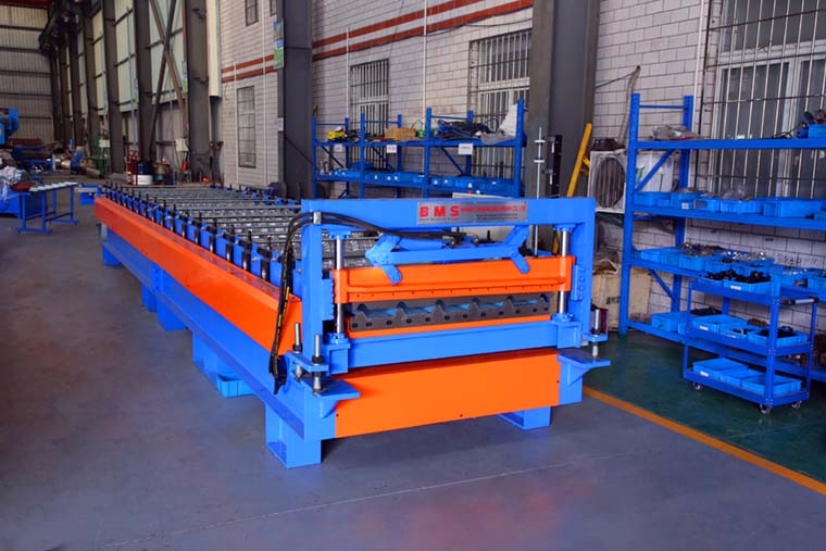 Rib type roofing machine